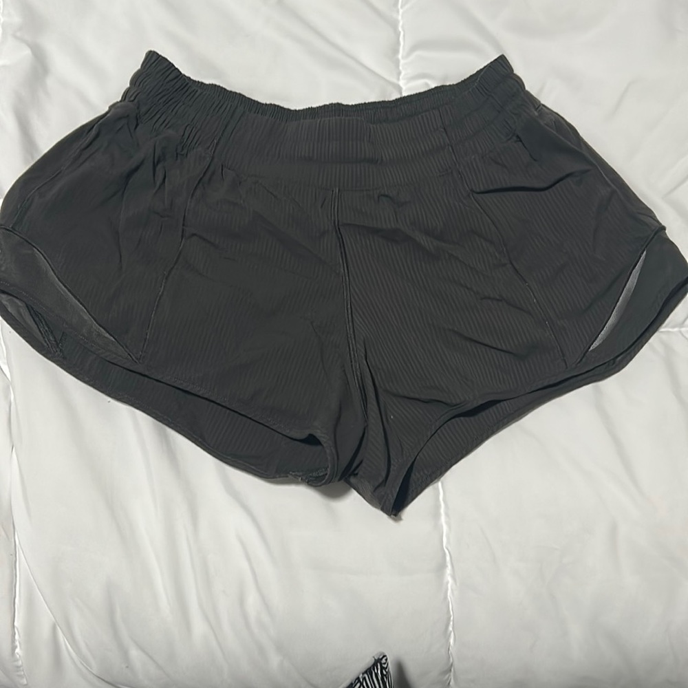 Lululemon shorts | size 6 | 2.5 inches | hotty hot